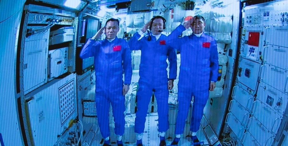 Китайские космонавты провели на космической станции вторую лекцию для детей