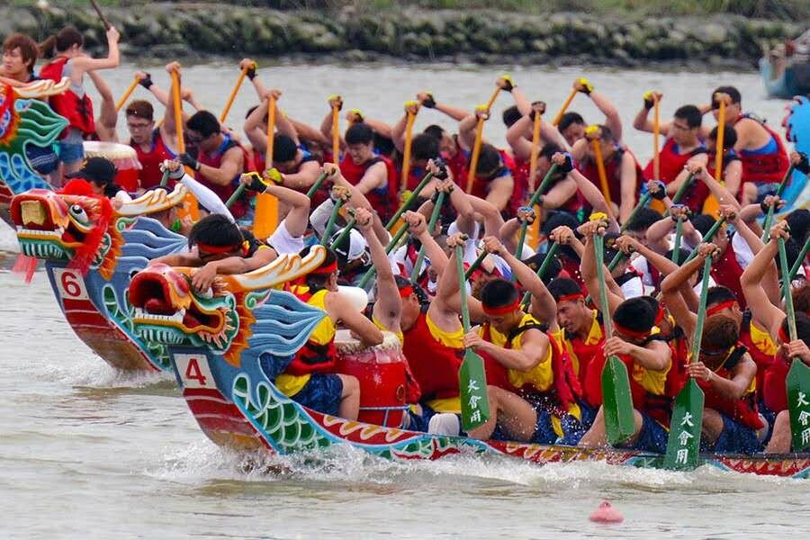 Китай в преддверии одного их традиционных праздников — Дуаньу, или Праздника драконьих лодок