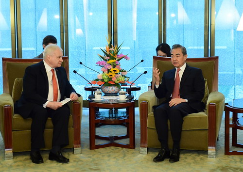 Глава МИД КНР принял участие в приеме по случаю 20-летия подписания Договора о добрососедстве, дружбе и сотрудничестве между КНР и РФ
