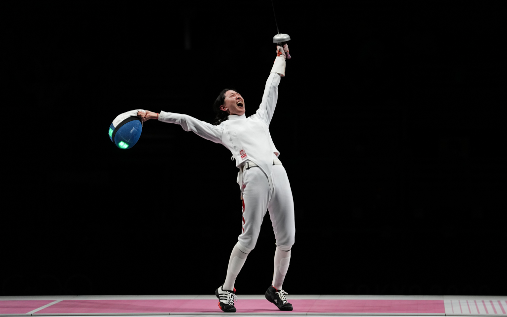 Китайская фехтовальщица Сунь Ивэнь завоевала золотую медаль на Олимпиаде