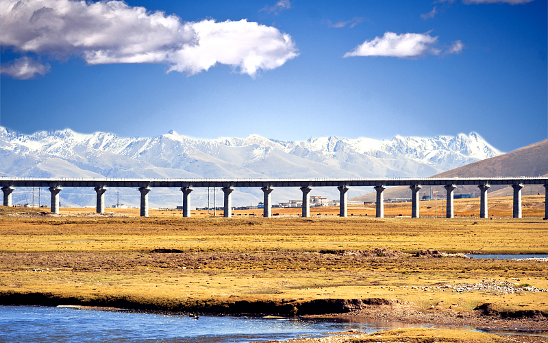 ​В Китае завершена укладка рельсов на первой в мире кольцевой железной дороге через пустыню