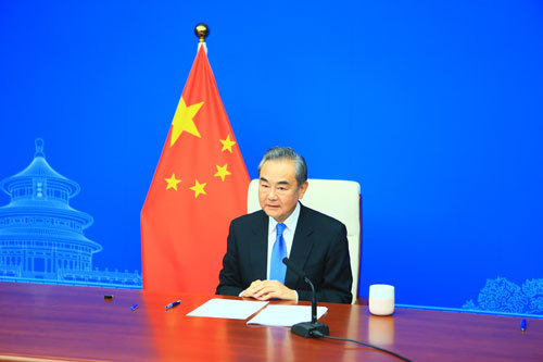 Глава МИД КНР провел встречу с генеральным секретарем ООН по видеосвязи