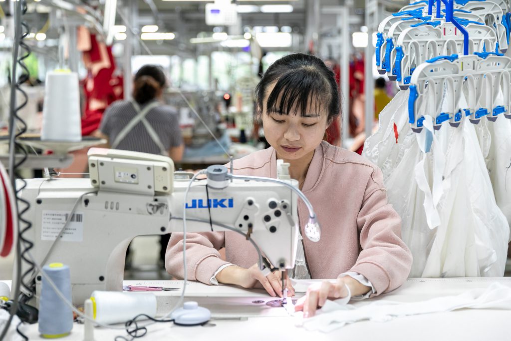 Южный китайский город Дунгуань известен своей швейной промышленностью
