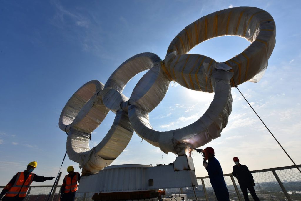 В пекинском парке «Шоуган» установили символ зимних Игр 2022 года — олимпийские кольца.