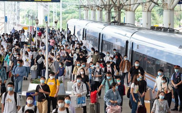 В Китае в субботу, в первый день первомайских каникул, совершено 19,5 миллионов поездок на железнодорожном транспорте