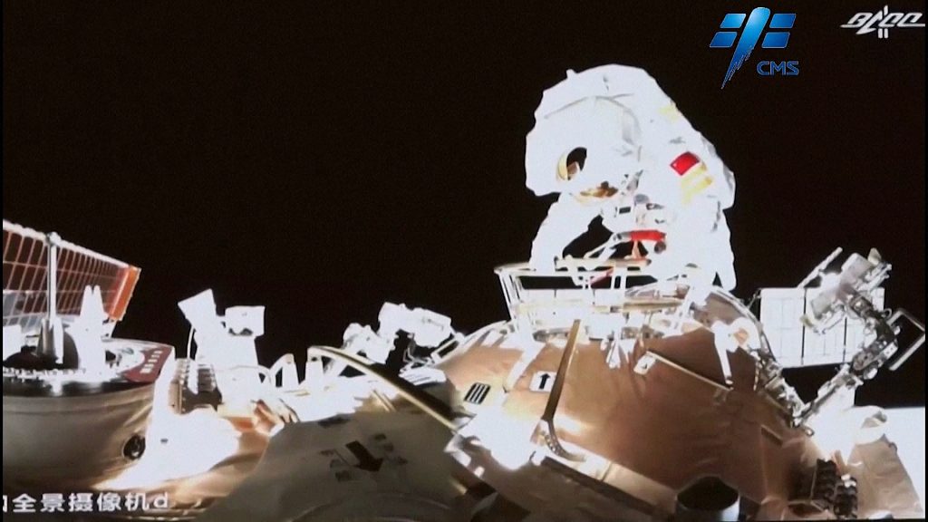 Китаянка впервые вышла в открытый космос