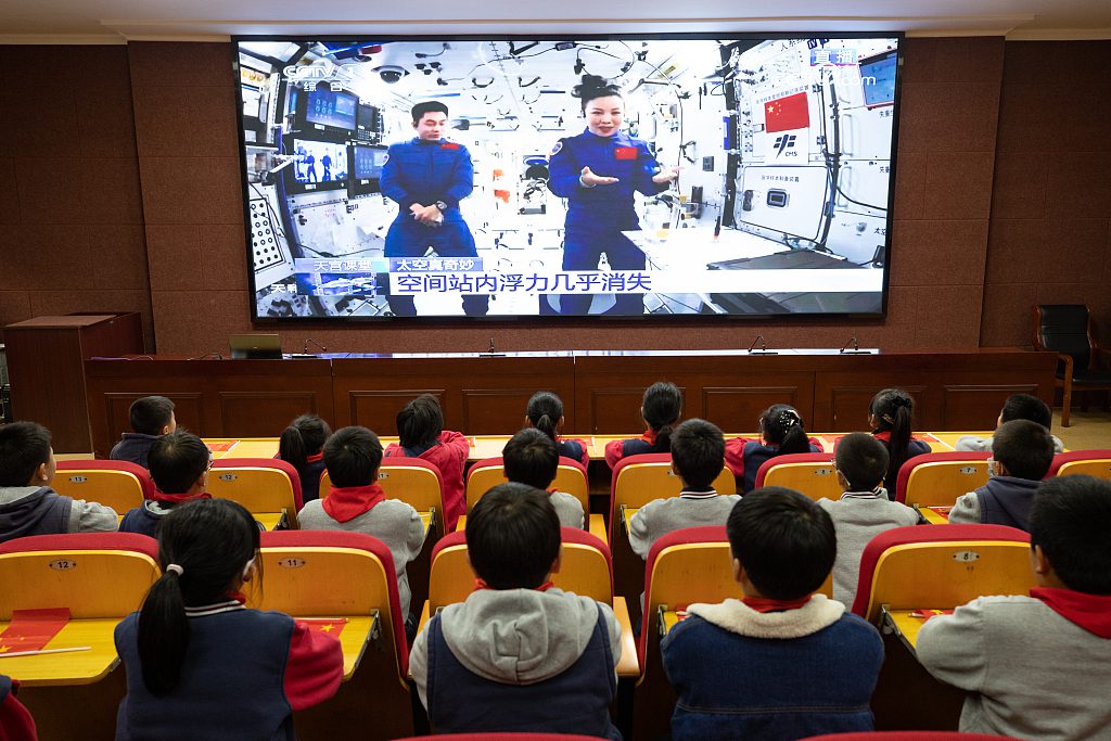 Китайские космонавты провели урок из космоса