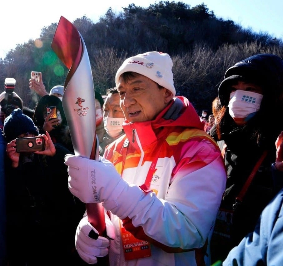Джеки Чан пронёс олимпийский огонь по Великой китайской стене.