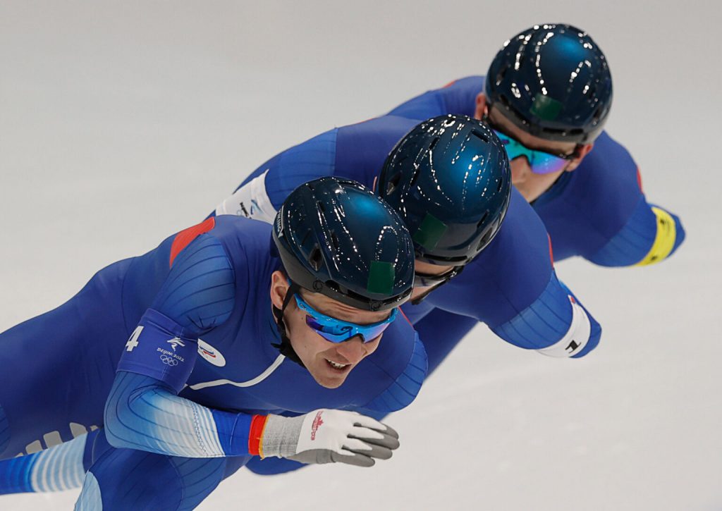 Наши конькобежцы завоевали серебряные медали в командной гонке на Олимпийских играх-2022