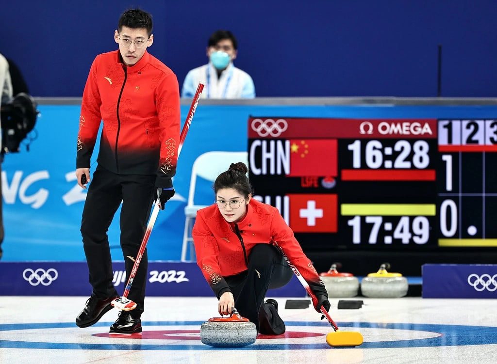 Китайские керлингисты одержали первую победу на зимней Олимпиаде-2022.