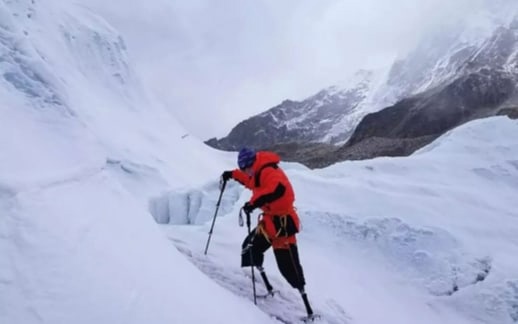 Покоривший Эверест безногий пожилой китаец стал первым факелоносцем зимней Параолимпиады-2022