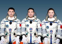 Участники миссии «Шэньчжоу-13» — тайконавты Чжай Чжиган, Е Гуанфу и Ван Япин — живут и работают на строящейся китайской космической станции уже больше 5 месяцев