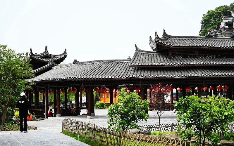 Деревня Саньмэньтан расположена в Цяньдуннань-Мяо-Дунском автономном округе (пров. Гуйчжоу)