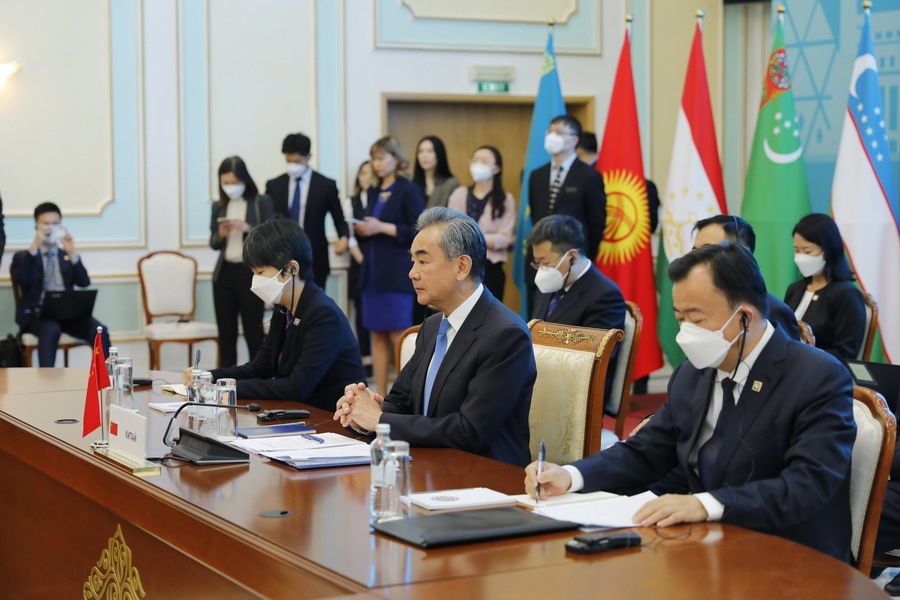 В среду по местному времени член Госсовета, министр иностранных дел КНР Ван И принял участие в третьей встрече глав МИД в формате «Китай + 5 стран Центральной Азии» /C+C5/ в Нур-Султане