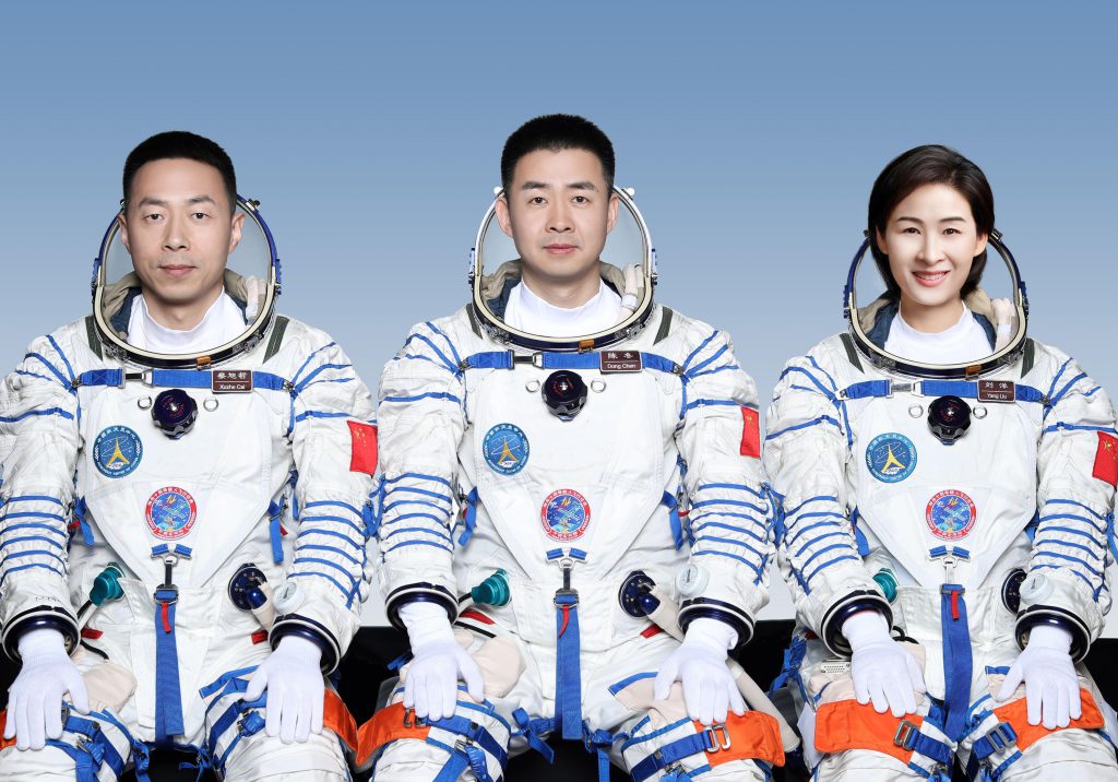 Члены экипажа «Шэньчжоу-14» из космоса поздравили с 30-летием программы пилотируемой космонавтики Китая