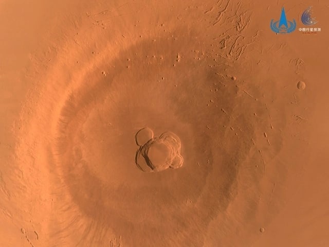 Опубликованы новые снимки Марса, сделанные орбитальным аппаратом «Тяньвэнь-1»