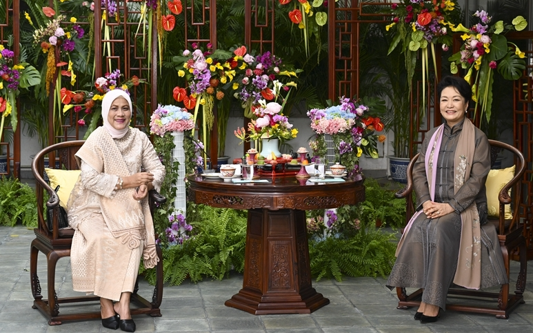 Пэн Лиюань встретилась с первой леди Индонезии