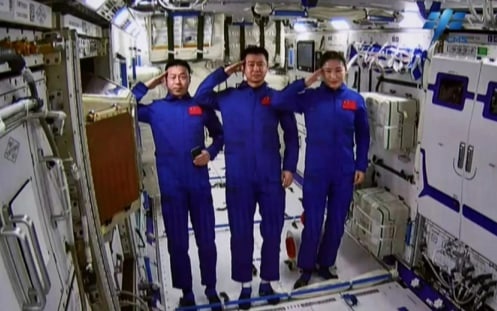 Члены экипажа «Шэньчжоу-14» вошли в лабораторный модуль «Вэньтянь»