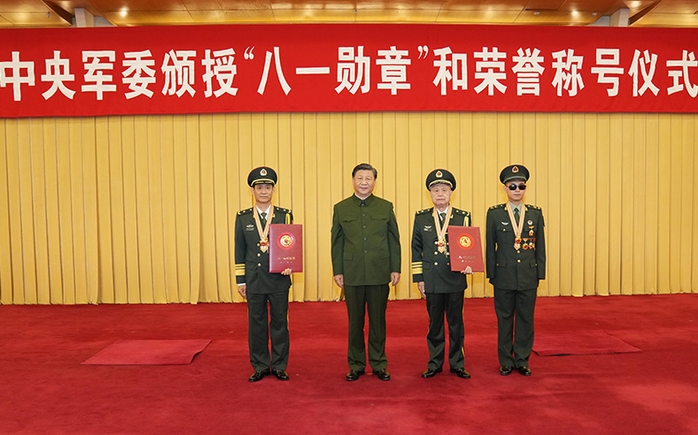 Си Цзиньпин вручил орден «Первого августа» отличившимся военнослужащим