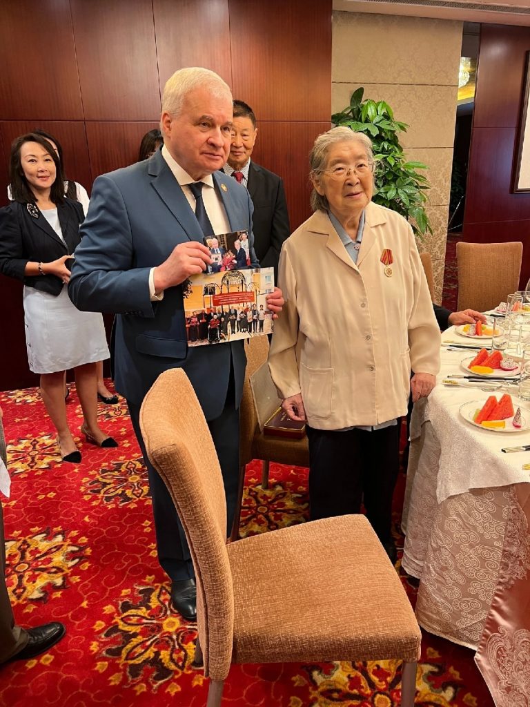 Посол России в Китае Андрей Денисов наградил дочку основателя КНР Мао Цзэдуна Ли Минь юбилейной медалью в честь Победы в Великой Отечественной войне 1941-1945 гг.