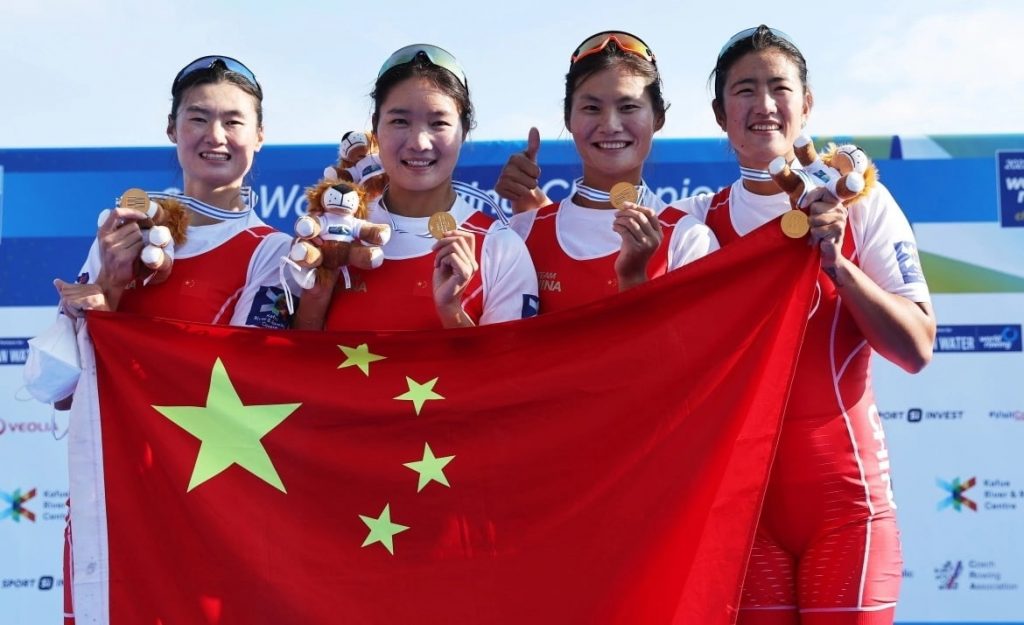 Женская сборная Китая по гребле завоевала золотую медаль