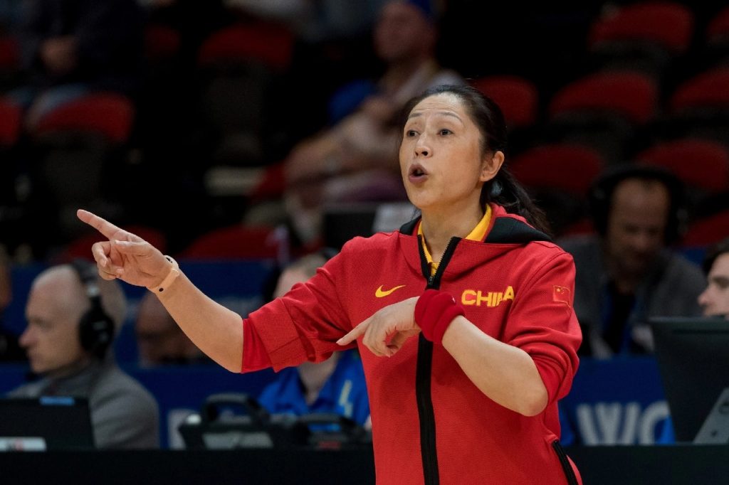 Главного тренера женской сборной Китая по баскетболу Чжэн Вэй признали лучшим тренером на чемпионате мира в Сиднее