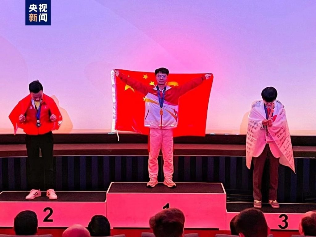 Китайские конкурсанты У Хунюй и Чжоу Чуцзе завоевали золотые медали на чемпионате WorldSkills Competition в немецком Леонберге