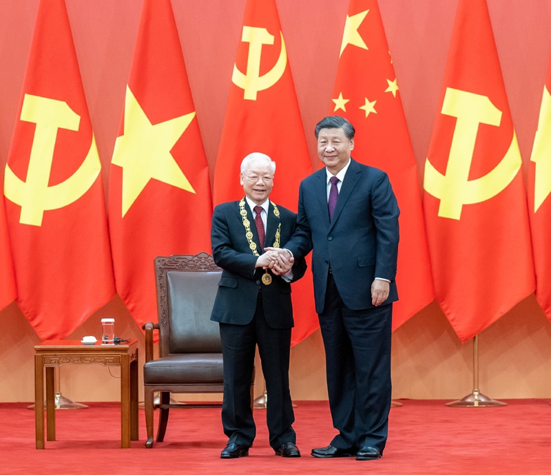 Генеральный секретарь ЦК КПК Си Цзиньпин наградил орденом Дружбы КНР генсека ЦК Компартии Вьетнама Нгуена Фу Чонга