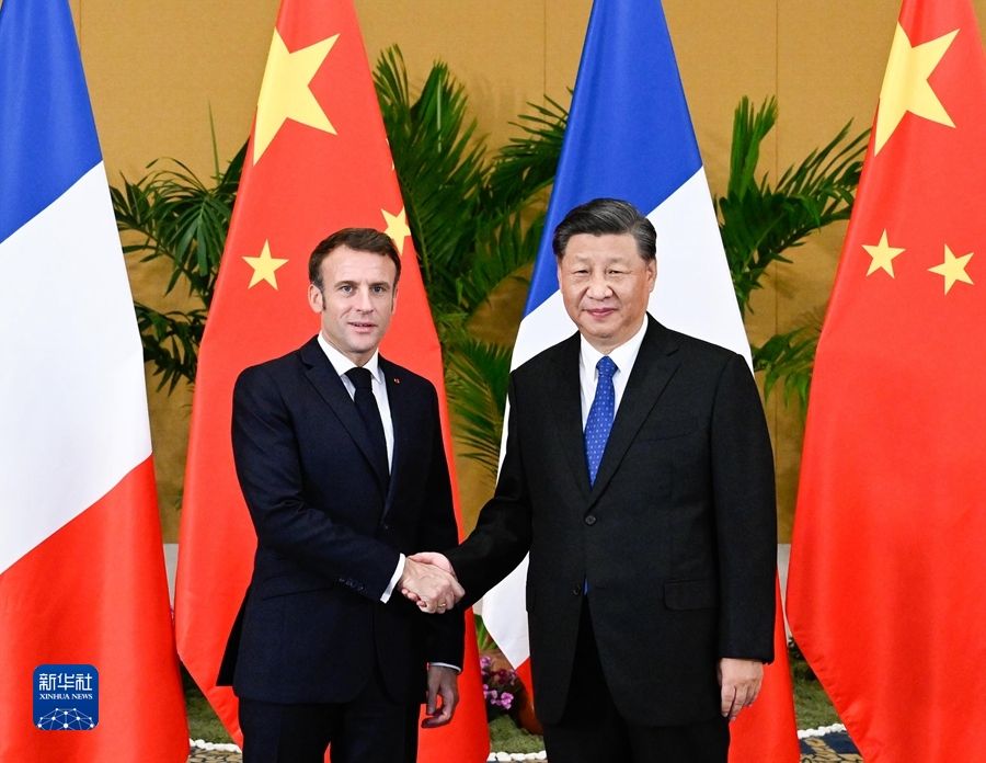 Председатель КНР Си Цзиньпин провел встречу с президентом Франции Эммануэлем Макроном