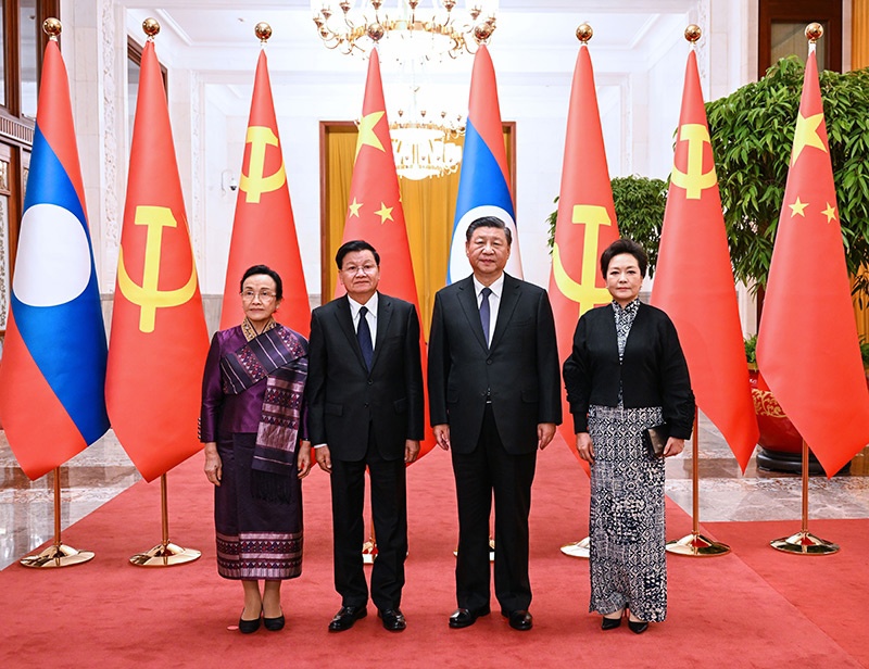 Председатель КНР Си Цзиньпин сегодня провел переговоры с президентом Лаоса Тхонглуном Сисулитом