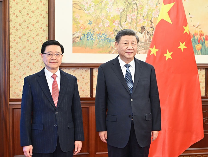 Председатель КНР Си Цзиньпин днем 23 декабря в Пекине провел встречу с главой Особого административного района Сянган Ли Цзячао