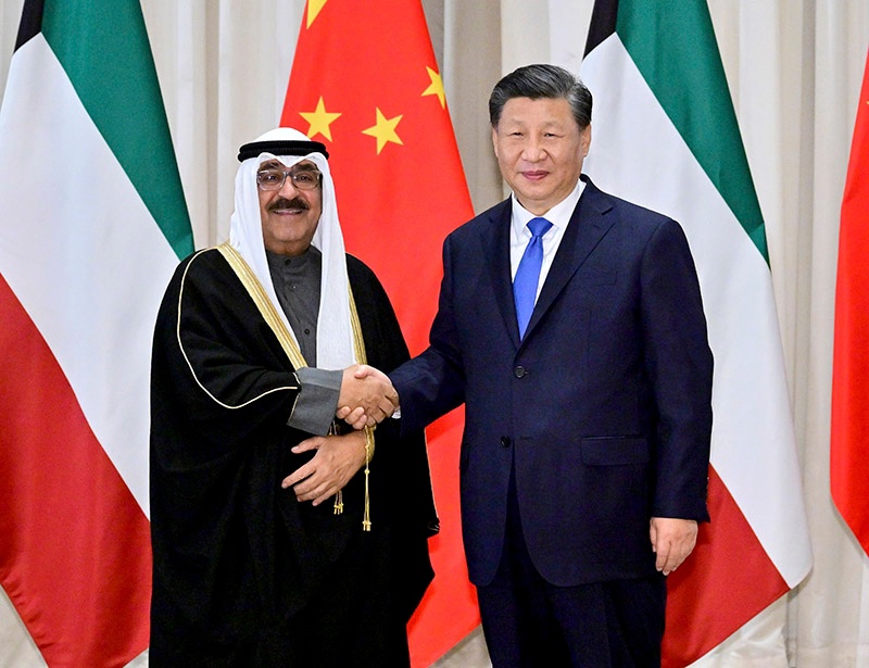 Председатель КНР Си Цзиньпин и наследный принц Кувейта шейх Мишаль аль-Ахмед аль-Джабер ас-Сабах 8 декабря провели встречу в Эр-Рияде