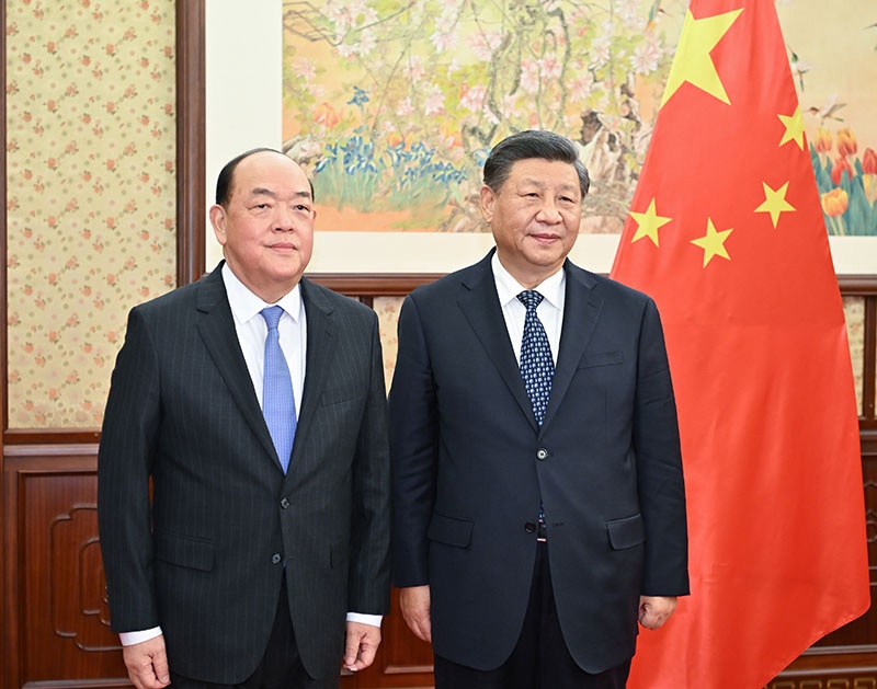 Председатель КНР Си Цзиньпин в пятницу провел встречу с главой ОАР Аомэнь Хэ Ичэном, который прибыл в Пекин для доклада о работе