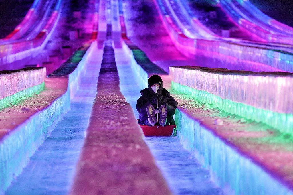 В этом году в «Мире льда и снега» Харбина провинции Хэйлунцзян восемь супер-горок длиной 500 метров пользуются большой популярностью