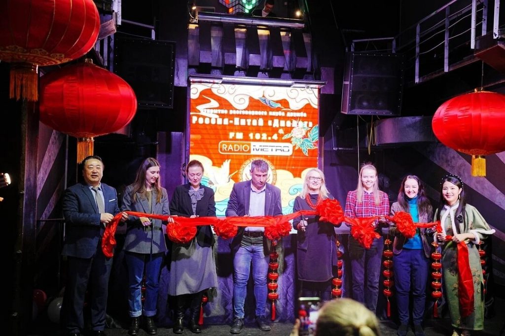 В Петербурге 26 февраля прошла церемония открытия разговорного клуба «Диалог» от Китайского культурного центра и Radio Metro 102.4 FM