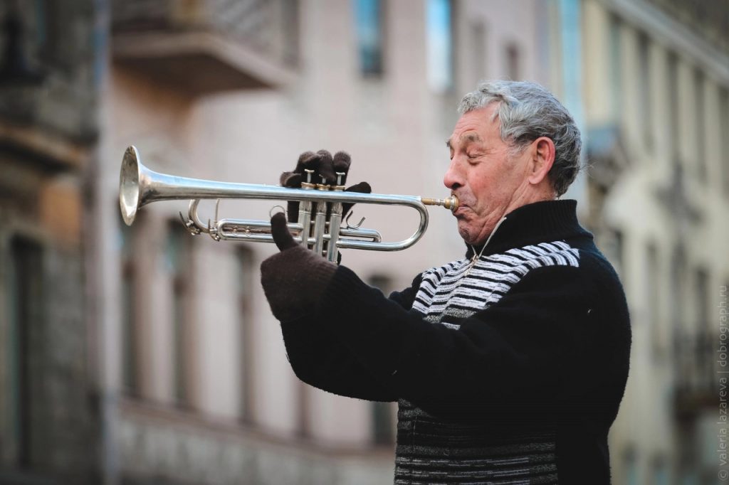 Самый известный уличный музыкант Петербурга – трубач дядя Миша