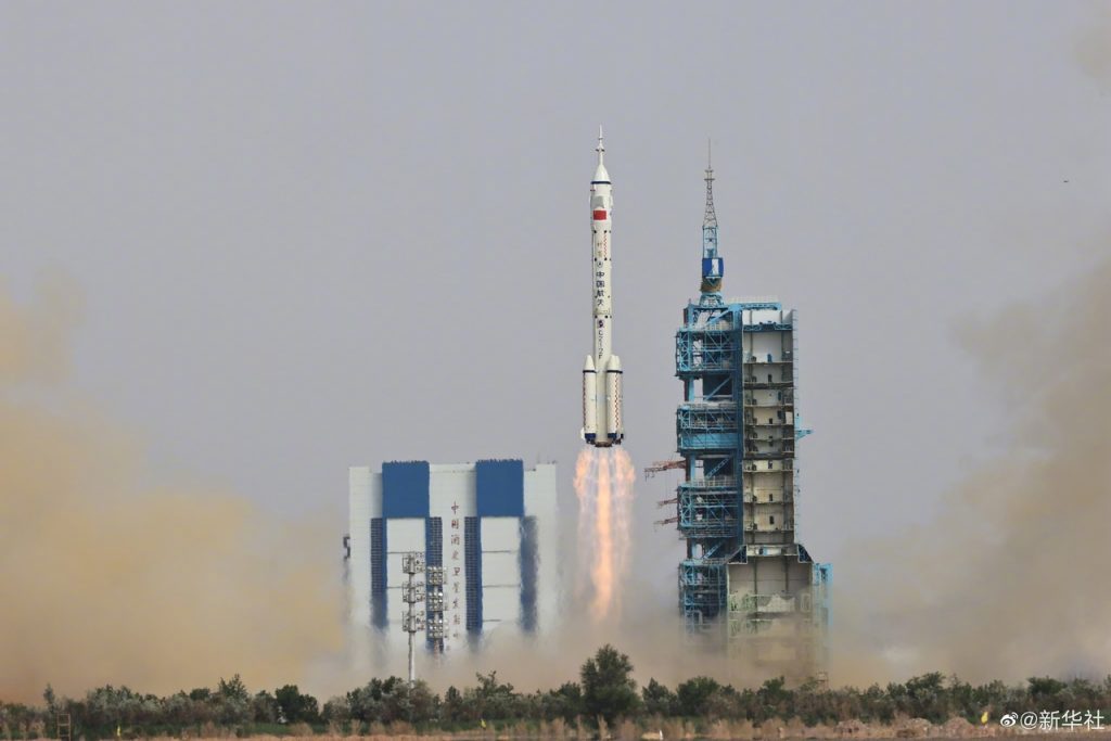 30 мая Китай успешно запустил пилотируемый космический корабль «Шэньчжоу-16» к орбитальной станции