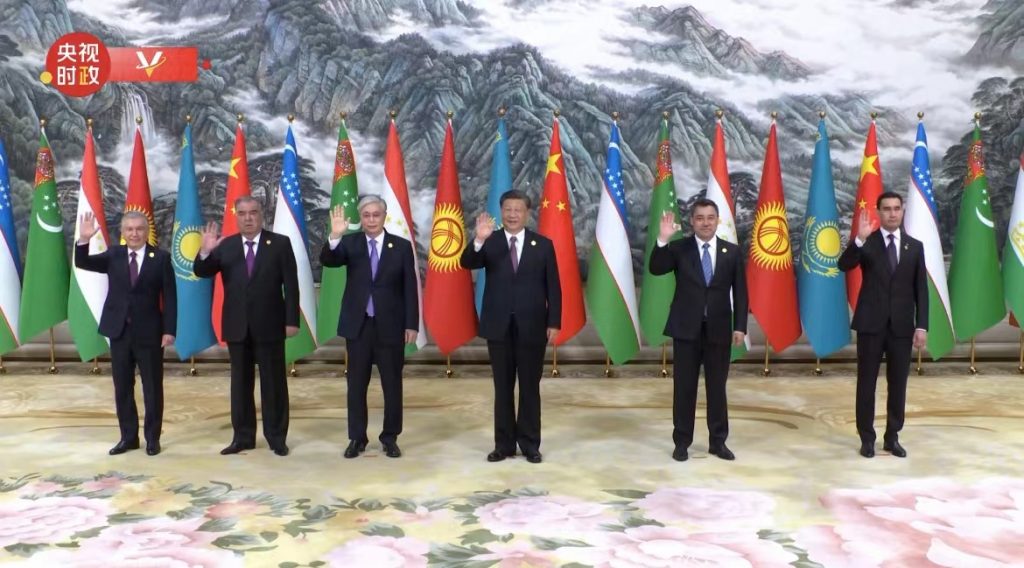 Председатель КНР Си Цзиньпин и лидеры пяти стран Центральной Азии встретились с прессой по итогам саммита в Сиане