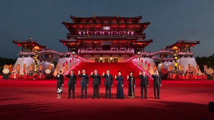 Си Цзиньпин и его супруга Пэн Лиюань провели приветственную церемонию в Парке лотосов династии Тан в Сиан