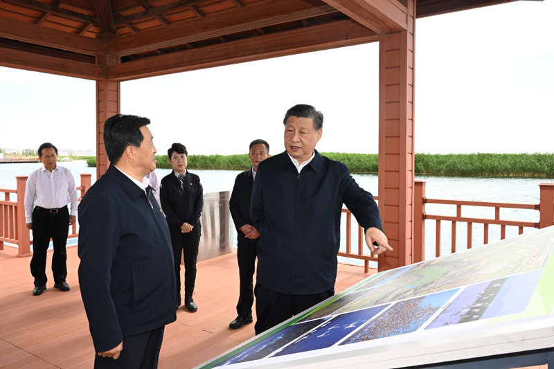 Си Цзиньпин призвал прилагать неустанные усилия, чтобы творить новые чудеса в борьбе с опустыниванием