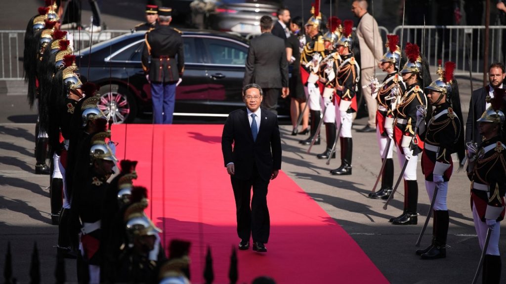 Премьер Госсовета КНР Ли Цян вернулся в Пекин после официальных визитов в Германию и Францию