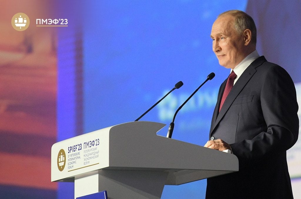 Речь президента России на Пленарном заседании была посвящена, в основном, внутренней повестке — развитию различных сфер бизнеса, экономики, образования.
