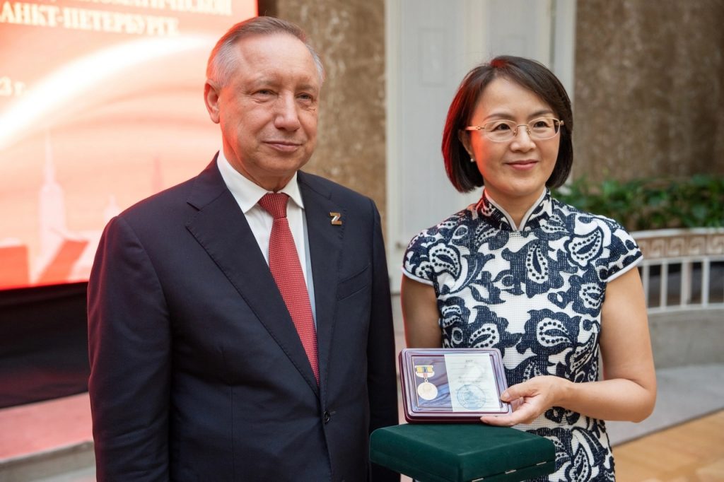 Губернатор Александр Беглов  наградил генконсула КНР медалью в честь 350-летия Петра I