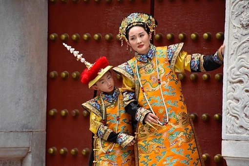 В последние времени фотосессии в традиционной одежде и в костюмах национальных меньшинств на территории различных достопримечательностей пользуются особой популярностью в КНР