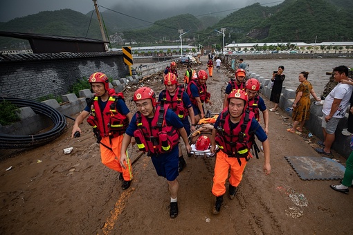 Постоянный комитет Политбюро ЦК КПК провел заседание для оценки ущерба и организации работ по предотвращению наводнений, оказанию чрезвычайной помощи и проведению восстановительных работ