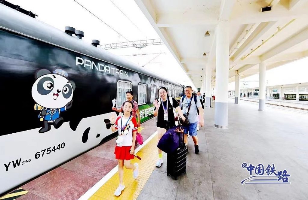 В провинции Сычуань 11 августа запустили “Специальный панда-поезд”, оформленный изображениями самых любимых в Китае животных