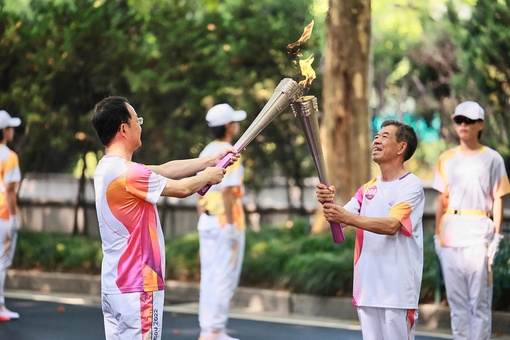 В Ханчжоу, на площади парка Юнцзинь в районе Западного озера, прошла церемония запуска эстафеты огня Азиатских игр, в ней приняли участие 106 факелоносцев