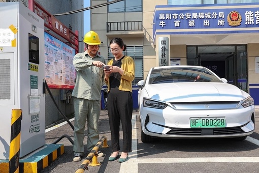 По состоянию на конец сентября количество зарегистрированных механических транспортных средств в Китае достигло 430 млн, включая 18,21 млн автомобилей на новых источниках энергии /NEV/