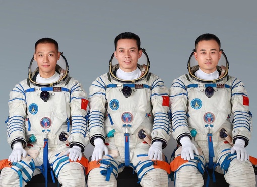 Космонавты корабля «Шэньчжоу-17» прибыли в Пекин