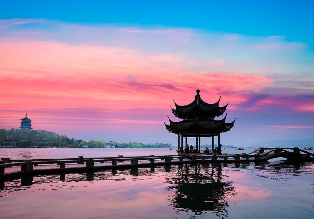 Озеро Сиху в центре Ханчжоу вдохновило многих китайских литераторов и художников на создание бессмертных шедевров